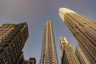 Dışarıdaki ofis binası. Gökdelen mimarisi. Camsı yüzlü bir gökdelen. Modern şehir binası. Metropolis City 'de bir gökdelen. Şehir merkezinde gökdelenli bir şehir. Şehir mimarisi.