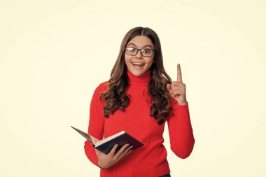 Kitap aşığı. Okula dönüyorum. Liseli kız okuma zamanı. Bilgi ve eğitim. Eğitim edebiyatı. Liseli kız kitabını okuyor. Okuma yoluyla gençlik eğitimi. kritik düşünce.