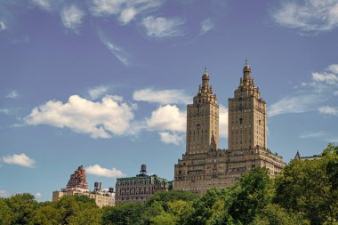 Central Park ve New York 'taki Yukarı Doğu yakası. Park gökdelenle çevrili. Central Park ABD 'den Manhattan binaları. Central Park 'taki Manhattan binasının manzarası.