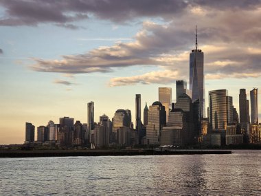 New York 'un gökdelen binası. Kentsel mimari. Manhattan ve Hudson River şehir merkezinde. Büyük şehir manzarası. New York şehir merkezi. Manhattan silueti. New York şehri. Mimari çeşitlilik.