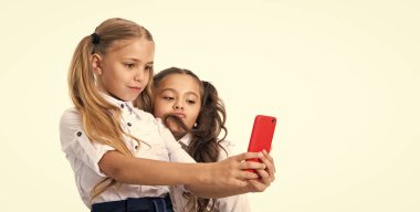 Okul çocukları sınıfta selfie çekiyor. Okula dönüyorum. Kızlar, çocuklar selfie çekiyor. Okul arkadaşları bloglarında ve telefonla selfie çekiyorlar. Eylül 1.
