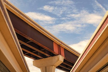 Otobanda köprü üstü. Yapısal üstgeçit. Köprünün üst geçit yapısı. Yapısal yol. Yol ayrımı. Ulaşım sisteminin üstgeçit mimarisi. Otoyol üstgeçidi.