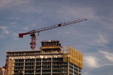 İnşaat odası. İnşaat alanında endüstriyel vinç. Mimari. Gökdelen inşa ediliyor. İnşaat vinci. mimari arkaplan.