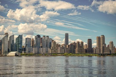 New York şehir merkezi. Manhattan silueti. New York şehri. New York 'un gökdelen binası. Kentsel mimari. Manhattan ve Hudson River şehir merkezinde. Metropolitan şehri. manzaralı gökyüzü.