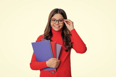 Kendi kendine çalışma konsepti. Ödevler için çalışma kitabı. Genç kız bilgi edinmek için çalışıyor. Genç kız okul ödevini çalışıyor. Okula dönüyorum. Ödevleri olan liseli kız. Okul ödevini tamamlamak.