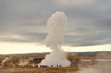 Geysir, İzlanda - 15 Ekim 2017: gaysir jeotermal püskürmede strokkur doğa İzlanda gayzeri.