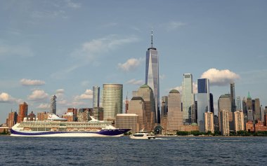 New York, ABD - 16 Haziran 2023: Marella Discovery Manhattan, New York. New York Manhattan 'ın Skyline' ı Hudson Nehri yolcu gemisi TUI ile seyahat ediyor.