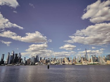 New York City, ABD - 06 Mayıs 2023: Manhattan Metropolis şehir merkezi gökdelen şehri manzaralı.