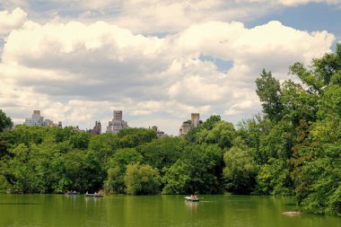 Şehir parkındaki Jacqueline Kennedy Onassis Reservoir manzarası. Central Park 'tan Manhattan' ın manzarası. New York ve Manhattan. New York 'un Central Park' ı. Yerel halk ve turistler için favori yer.