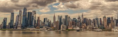 New York City, ABD - 05 Mayıs 2023: Manhattan şehir merkezindeki gökdelen silueti, ny.