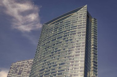 Gökdelen mimarisi. Camsı yüzlü bir gökdelen. Modern cam bina. Metropolis City 'de bir gökdelen. Şehir merkezinde gökdelenli bir şehir. Ofis inşaatı metropol mimarisi.