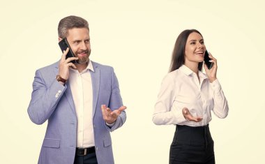 Gülümseyen iş adamlarının stüdyoda iş görüşmesi var. İş adamlarının resmi kıyafet için iş görüşmeleri vardır. İş adamlarının fotoğrafında iş görüşmeleri var. İş adamlarının iş görüşmeleri beyazlara izole edilmiş.