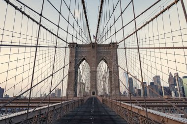 Brooklyn dönüm noktası. Amerika 'da Brooklyn Köprüsü. New York 'un Brooklyn Köprüsü. New York Köprüsü, Manhattan ve Brooklyn 'i birbirine bağlıyor. Popüler turist eğlencesi. New York şehrinin şehir mimarisi.