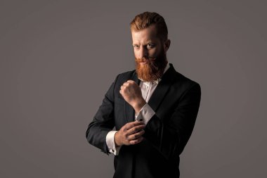 Smokin giymiş bir beyefendinin stüdyosu. Zarif smokin giyen bir beyefendi. Smokin modası. Smokinli yakışıklı sakallı beyefendi gride tek başına..