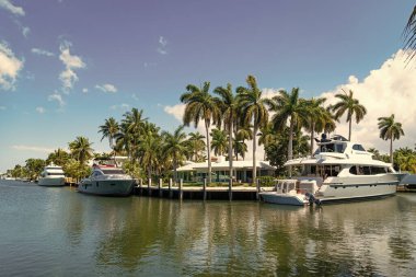Yaz için sahil kenarı lüks liman. Sahil limanı varış noktası. Deniz kenarındaki yaz mevsiminde yatları olan liman manzarası. Limanda tekneleri olan pitoresk deniz kıyısı tatil beldesi.