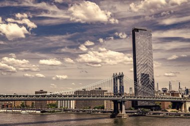 Aşağı Manhattan 'ı Brooklyn' e bağlayan köprü. Şehir mimarisi. New York 'taki Manhattan Köprüsü. Manhattan 'daki tarihi köprünün mimarisi. Metropolis şehrinin mimarisi.