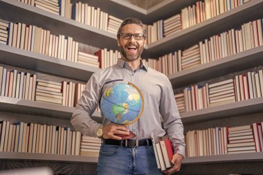 Okulda öğretmenim. Okul öğretmenliği eğitimi ve bilgisi. Üniversitede eğitim. Erkek öğretmen derste. Öğretmenler günü. Erkek öğretmen sınıfta. Okul dersi. Bir dahi gibi düşünüyorsun..