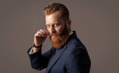 Stüdyo resmi giysili bir iş adamının portresini çekti. Takım elbise ve iş adamı resmi giysisi. Gri arka planda resmi kıyafet giyen bir iş adamı izole edilmiş. İş adamı resmi kıyafet giyer..