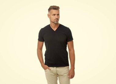 Gayri resmi tişörtlü, beyaz tenli adam. Boz adam tarzı. Boz adamın stüdyo çekimi. Beyaz arka planda izole edilmiş olgun, kır saçlı adam..