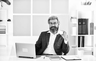 İş tavsiyesi veriyorum. Kendine güvenen acımasız iş adamı. Akıllı telefondaki verileri analiz eden zarif bir iş adamı. Karantina çevik işi. İşteki avukat. Kartviziti. Sakallı adam ofiste masa başında oturuyor..