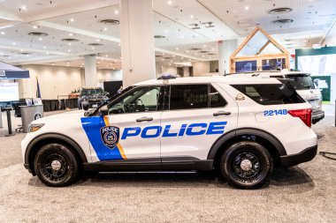 New York City, ABD - 27 Mart 2024: Ford Explorer polis arabası New York Uluslararası Otomobil Fuarı, yan görüş.