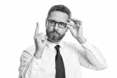 Adam stüdyoyu işaret ediyor. Adam arka planı işaret ediyor. Gözlüklü bir adam işaret ediyor. Beyaz üzerinde izole edilmiş parmak gösteren adam.