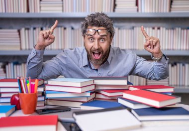 Okula dönüyorum. Sınıfın işyerindeki öğretmen. İspanyol öğretmen bilgisini ve eğitimini paylaşıyor. Sınıfta öğretmenlik dersi. Okulda öğretmenler sınıfı. İyi fikir..