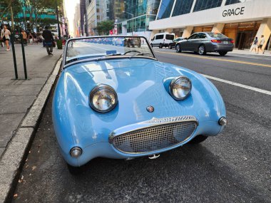 New York City, ABD - 06 Ağustos 2023: Austin Healey Sprite 1960 model üstü açık spor araba, ön manzara.