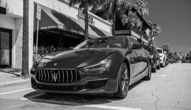 Miami, Florida ABD - 25 Mart 2023: kırmızı 2016 Maserati Ghibli S Q4 park halindeki araç, ön taraf manzaralı.