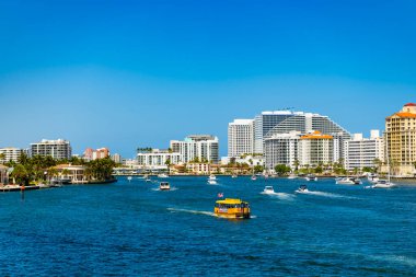 Fort Lauderdale, Florida, ABD - 25 Mart 2023 Florida 'da Fort Lauderdale' de liman binaları ve teknelerle Skyline manzarası.