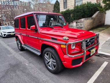 New York City, ABD - 10 Şubat 2024: 2013 Mercedes Benz G63 AMG V8 Biturbo kırmızı araba, yan görüş.