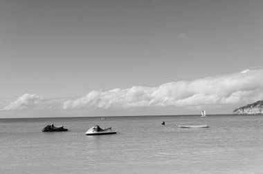 Yaz tatili jetski 'si deniz kenarında. Sahilde deniz yaz tatili jeti. Yaz tatili jeti. Deniz manzarasında yaz tatili jeti.