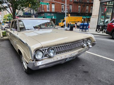 New York City, ABD - 17 Ağustos 2023: Mercury Montclair 1964 model araba caddeye park edilmiş, ön köşe manzaralı.
