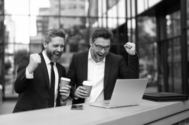 Çevrimiçi olarak serbest çalışan başarılı tüccar imajı. İki tüccar online olarak serbest çalışıyor. Tüccarlar online olarak dışarıda serbest çalışıyorlar. İşadamları online olarak dizüstü bilgisayarla iş yapıyor..