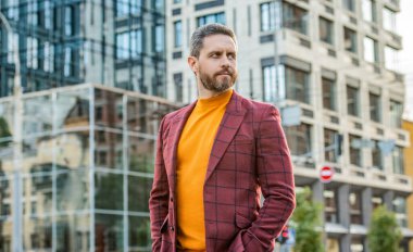 Sokakta yakışıklı bir beyaz adam stili var. Kafkasyalı erkek tarzı dışarıda. Ceketli, beyaz adam tarzı bir fotoğraf. Beyaz adam tarzı açık hava..