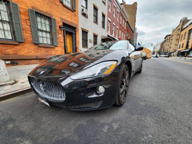 New York City, ABD - 4 Ağustos 2023: Maserati GranTurismo Cabriolet park etmiş araç 2012, üç çeyrek manzara.