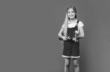 Stüdyoda kaykaycı kız, fotokopi odası. Arka planda kaykaycı kız. Genç kız kaykaycı. Genç kaykaycı kız mor renkte izole edilmiş.