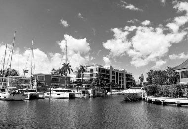 Lüks yaz limanında rahatlayın. Çarpıcı bir yaz gezisinde son derece lüks bir deneyim. Bu özel yaz mevsiminde hayat. Lüks yaz mevsiminde cennete kaçın..