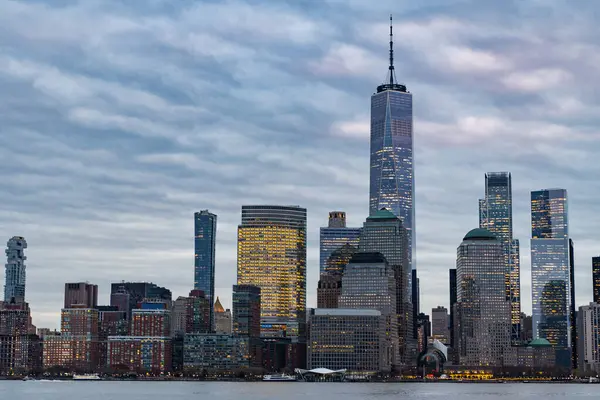 New York 'un başkenti. Modern şehir gökdeleni. Şehir rıhtımında gökdelen. Binası olan şehir silueti. New York şehir manzarası mimarisi üzerine. Kozmopolit atmosfer. Şehir manzarası