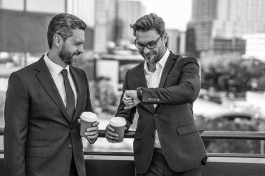 İş adamları kahve molasında kontrol eder. İş adamları kahve molasında kontrol eder. İş adamları kahve molası saatini kontrol ediyor. Takım elbiseli işadamları kahve molasında kontrol ediyor..