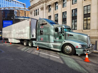 New York, ABD - 01 Eylül 2023: Kenworth T660 kamyonet cadde, yan görüş.