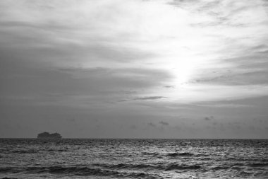 Gün batımında deniz manzarası. Yaz mevsimi, gün batımında deniz manzarası. Gün batımında deniz manzaralı gökyüzü. Deniz manzaralı doğa gün batımında