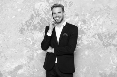 Grey 'de izole bir şekilde telefonda başarılı bir iş adamı konuşması. Stüdyoda iş adamı telefonda konuşur. İş adamı arka planda konuşur. İş adamının telefonda konuşurken çekilmiş fotoğrafı..