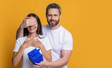 Sevgi dolu adam Sevgililer Günü için hediye veriyor. Sürpriz kadına hediye kutusu. Sevgilisinden hediye alan kız arkadaşı. Sevgililer Günü çifti. Birbirine aşık bir çift. Kadınlar günü hediyesi. Pankart.