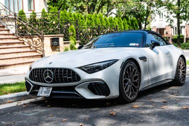 New York City, ABD - 26 Ağustos 2022 Mercedes Benz SL Sınıfı üstü açık Cabriole araba park edilmiş, köşe manzaralı.
