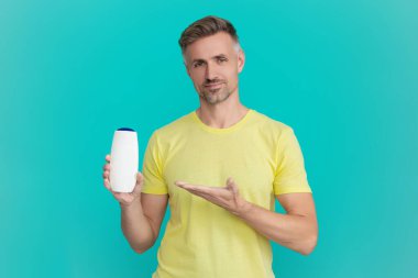 Tıraş losyonu. Markasız malı olan adam. Saç bakımı ve cilt bakımı. Traş losyonu kozmetik ürünleri. Kepeğe karşı saç jölesi. Tıraş losyonu teklif et. Erkekler için kozmetik ürünleri sunuyorum. Derin durum.