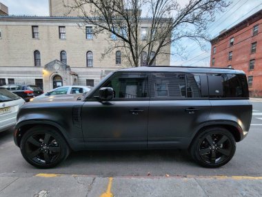 New York City, ABD - 18 Mart 2024: Land Rover Defender, yan görünüm.