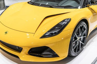 New York City, ABD - 27 Mart 2024: Lamborghini Revuelto hiperaraba spor araba sarı renkli araba New York Uluslararası Otomobil Fuarı 'nda ön plana çıktı, yakın çekim görüntüsü.