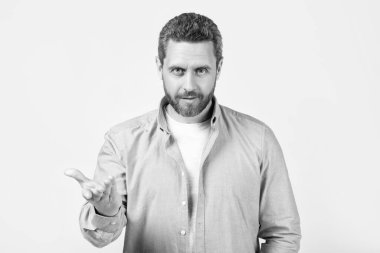 Stüdyoda jest yapan yetişkin bir adam. Konuşmadan hareket eden bir adam. Konuşmadan hareket eden bir adam. Gri üzerine izole edilmiş sözsüz jest yapan adam.