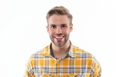 Şık saç stili olan şık bir adam. Moda erkek tarzı. Normal erkek stili. Yüz portresi. Kafkasyalı sıradan bir adam. Kareli tişörtlü adam beyazda izole edilmiş. Millennial mutlu adam.
